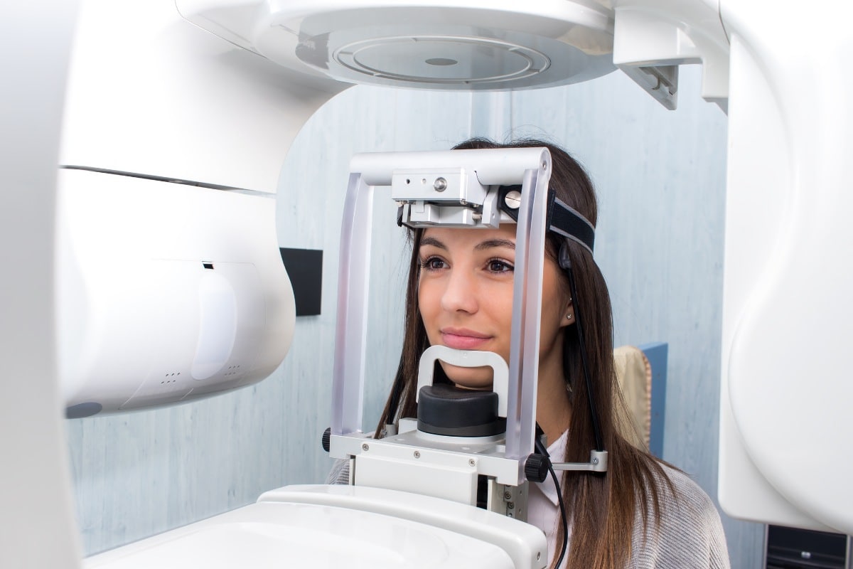 Patient receiving a 3d digital dental x-ray scan at the center for cosmetic and restorative dentistry in chesapeake, va.
